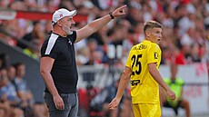 Slávistický kou� Jind�ich Trpi�ovský udílí pokyny b�hem utkání s Olomoucí.
