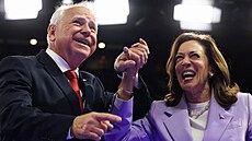 Tim Walz a Kamala Harrisová na mítinku Demokratické strany v Las Vegas (10....