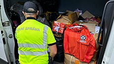 Padlky fotbalových dres v hodnot pesahující jeden milion korun do Nmecka...