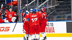 Adam Benák se raduje se svými spoluhrái z gólu na Hlinka Gretzky Cupu v Kanad.