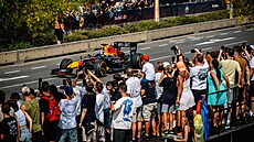 RB7 a v jejím sedle David Coulthard se prohání kolem divák� v Praze.