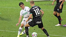 Úto�ník Bohemians Jan Matou�ek se sna�í obelstít bránícího Dennyho Samka z...