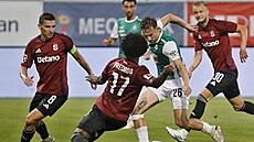 Sparanský obránce Angelo Preciado se poutí do skluzu proti jabloneckému...