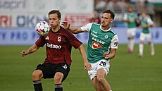 Sparanský obránce Mathias Ross si kryje mí ped napadajícím jabloneckým...