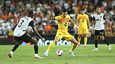 Útoník Barcelony Robert Lewandowski krotí mí ped obráncem Valencie...