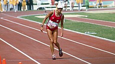Maratonská b�kyn� Gabriela Andersenová-Schiessová ze �výcarska, kon�í na 37....
