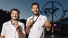 Zlatá rychlostní kanoistika. Josef Dostál a Martin Fuksa (vlevo) po zisku zlaté...