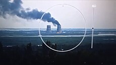 Kou� stoupá z chladicí v�e Záporo�ské jaderné elektrárny. (11. srpna 2024)