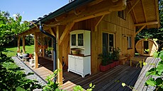 Velké p�esahy st�echy kryjí d�ev�nou terasu a p�irozen� brání zejména v...