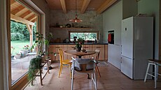 Kuchy�ská linka vyrobená na zakázku, dví�ka z jasanu. Nad pracovní deskou z...