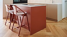 Kuchy�ský ostr�vek na míru slou�í i jako barové sezení. K tlumeným tón�m...