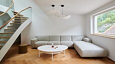 SE ZÁTI�ÍM Dlouhé okno s výhledem na okolní skály p�sobí v...