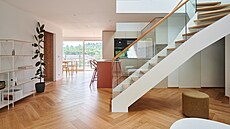 Do prostoru bývalé p�dy proudí z boku i seshora � v horní �ásti bytu a�...