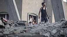 Palestinci si prohlíejí pokozený dm po izraelském náletu v Nuseiratu v...