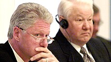 Americký prezident Bill Clinton i jeho ruský prot�j�ek naslouchají otázkám...