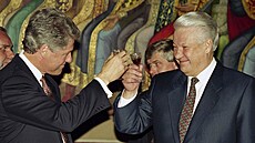 Bill Clinton si p�ipíjí s Borisem Jelcinem b�hem státní ve�e�e po�ádané...
