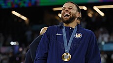 Americký basketbalista Stephen Curry slaví olympijské zlato.
