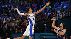 Americký basketbalista Stephen Curry st�ílí ve finále olympijských her v Pa�í�i...