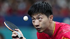 ínský stolní tenista Ma Lung podává na olympijských hrách v Paíi.