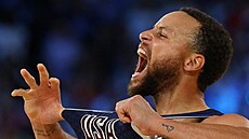 Americký basketbalista Stephen Curry se hecuje ve finále olympijských her v...