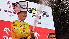 Jonas Vingegaard slaví pr�b�né vedení v závod� Kolem Polska po �esté etap�.