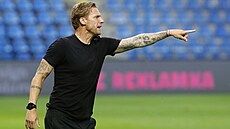 Liberecký trenér Radoslav Ková� udílí pokyny svým hrá��m v utkání s Pardubicemi.