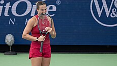 Aryna Sabalenková by radostí nad vyazením Igy wiatekové rozkousala raketu.