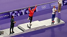 Japonka Haruka Kitagu�iová stoupá na nejvy��í stupínek, bronz u� visí na krku...