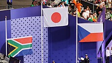 Vlajky t�í nejlep�ích o�t�pa�ek olympijského závodu.