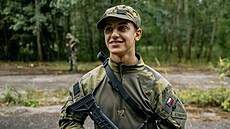 Armáda po�ádá m�sí�ní vojenský kurz pro plnoleté studenty. Je honorovaný v...