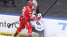 Adam Benák v souboji u mantinelu s tineckým obráncem Richardem Nedomlelem.