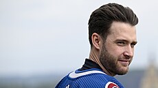 �eský branká� Pavel Francouz pózuje v dresu Colorada.