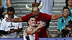 Jakob Ingebrigtsen si po zisku zlaté medaile na�el �as na fanou�ky.