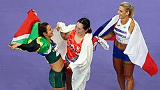 Nikola Ogrodníková se raduje ze zisku bronzové medaile.