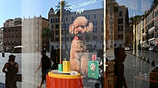 Výloha butiku luxusního módního domu Dolce & Gabbana v centru �íma, která...