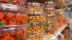 Bonbony v regálu obchodu s potravinami v americké Georgii (19. záí 2022)