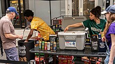 Sampling vody zna�ky Liquid Death na pouli�ním veletrhu v Chelsea v New Yorku...