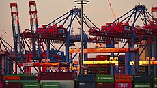 Kontejnerový terminál spolenosti Hamburger Hafen und Logistik AG v Hamburku...