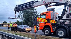 Hasii odstranili mercedes z tramvajových kolejí pomocí speciálního...