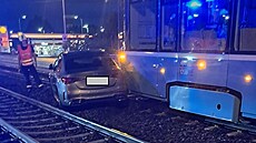 Nehoda mezi tramvají a mercedesem v kolejiti v Ostrav - Tebovicích (19....