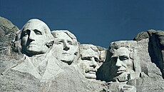 Památník Mount Rushmore s vytesanými podobiznami amerických prezident�. Zleva...