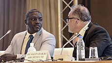 Americký zp�vák se senegalskými ko�eny Akon (vlevo) p�edstavuje svou vizi...