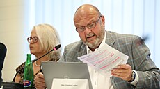 Vlastimil Jeek pi jednání Rady eské televize o zruení publicistického...