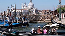 Turisté se plaví na gondole. (10. srpna 2024)