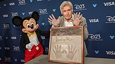 Mickey Mouse a ocen�ný herec Harrison For na slavnostním ceremoniálu v Los...