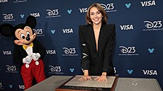 Zp�va�ka a here�ka Miley Cyrus se stala nejmlad�í Disney legendou historie v...