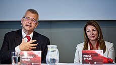 Jaroslav Tvrdík, p�edseda p�edstavenstva Slavie, a Ivana Tyka�, patronka...
