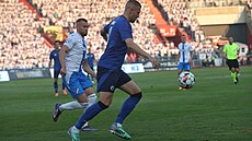 Slovenský obránce Denis Vavro z FC Koda� odehrává mí� p�ed Erikem Prekopem z...