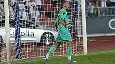 Ostravský branká� Jakub Markovi� se raduje po chycené penalt�,  jen�e jeho...