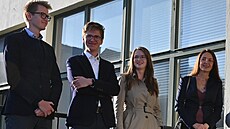 Man�elka Petra Fialy Jana s dcerou Klárou a syny Ji�ím a Martinem jdou k volbám...